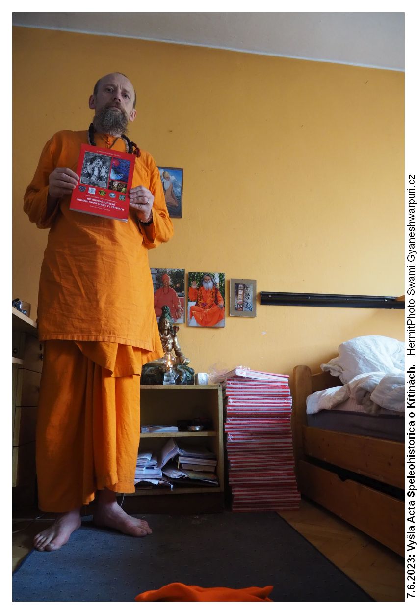 Swami Gyaneshwarpuri se svou životní publikací o kostele Křtinách.