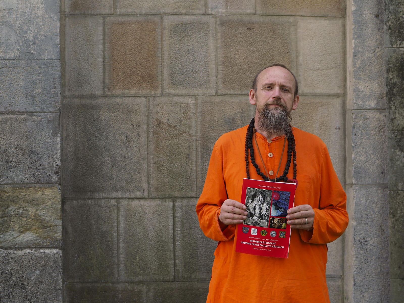 Swami Gyaneshwarpuri: Památeční fotografie při příležitosti vydání knihy o kostele ve Křtinách, 16.6.2023. Foto: Jiří Wolf Dressler