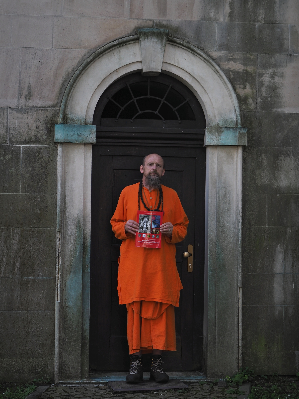 Swami Gyaneshwarpuri: Památeční fotografie při příležitosti vydání knihy o kostele ve Křtinách, 16.6.2023. Foto: Jiří Wolf Dressler